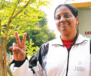 Geetanjali Panda, wife of Biranchi Das, flashes victory sign after Raja and Chagala were sentenced to life in Bhubaneswar on Friday
