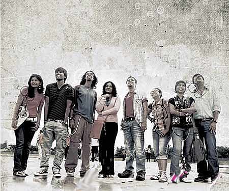 The poster of 'Inidhu Inidhu'.