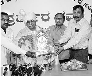 Jnanpith awardee Chandrashekhar Kambar being felicitated by Dharwad District Union of Working Journalists.