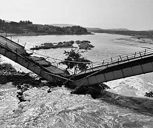 The Cochin Bridge which connected Shoranur Municipality in Palakkad district with Vallathol Nagar panchayat in Thrissur district collapsed | EPS