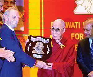 Mr. Mark Shand, presenting the Dayawati Modi Award 2011 to His Holiness Dalai Lama.