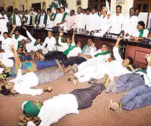 Farmer leaders staging a snap-dharna inside the conference hall of the Vidhana Soudha, demanding better prices for sugarcane | EPS