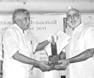 Chief Minister Oommen Chandy presenting the Swadesabhimani-Kesari Award 2011 to  veteran journalist Sashikumar in Thiruvananthapuram on Monday.