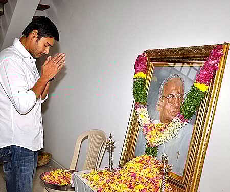 Tollywood actor Mahesh Babu paying floral tributes to noted producer and poet MS Reddy who passed away in Hyderabad on Sunday|Express Photo.