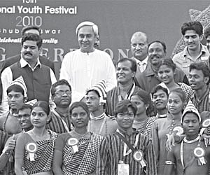 Chief Minister Naveen Patnaik, Union Minister of State for Sports and Youth Affairs PP Patil and Olympic medallist Vijendra Singh with members of the