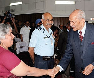 Former J&K Governor Gen (Retd) KV Krishna Rao shaking hands with Secretary, Defence Finance, Indu Leberhan at a two-day national seminar on defence pl