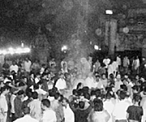 People in large numbers attended the cremation at Swargadwar in Puri on Wednesday.