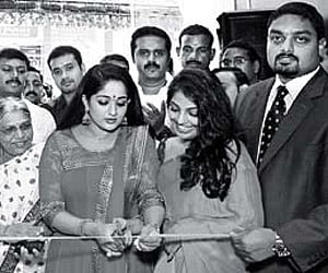 Actors Kavya Madhavan and Mythili inaugurating the new showroom of Josco Jewellers in Chavakkad | Express News Photo