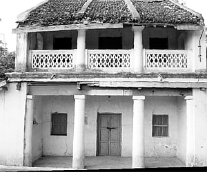 Kandukuri Veeresalingam Pantulu's wife Kandukuri Rajyalakshmi's house in dilapidated condition
