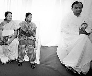 L-R Family members of slain police officers Tarabai Omble, Smita Salaskar, Kavita Karkare, Vaishali Omble with Chidambaram