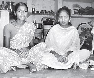 Beedi worker Sujatha with daughter Sravanthi
