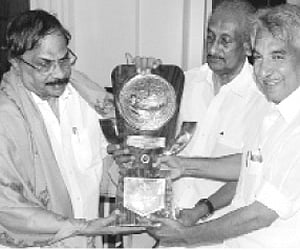 Chief Minister Oommen Chandy presenting the Ezhuthachan Award-2011 to writer M T Vasudevan Nair in Thiruvananthapuram on Friday | Manu R Mavelil
