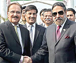 Commerce Minister Anand Sharma (R) with his Pakistan counterpart  Makhdoom Amin Fahim at Wagah
