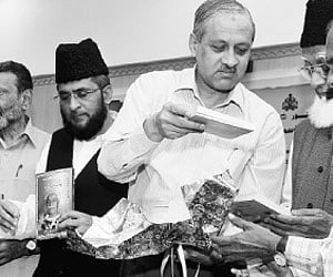 Secretary of the Department of Minority Welfare Syed Zameer Pasha releasing Bansuri, Urdu translation of Kuvempu’s selected poems | EPS