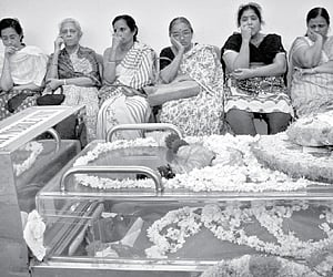 The relatives of Venu Nagavally sitting beside his body when it was kept at the VJT Hall for the public to pay homage on Thursday. Venu’s wife Meera (