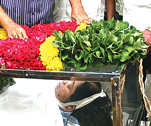 Playback singer Malaysia Vasudevan (L) and music composer Ganesh pay tribute to Swarnalatha (Pic: ENS)