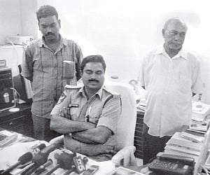 Nagachaitanya’s ex-husband Arun Kumar and father Purushothama Rao speaking to mediapersons in the presence of police superintendent E Damodar in Nello