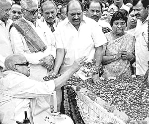 CHAMPION OF THE dravidian movement: Chief Minister M Karunanidhi paying floral tributes to Periyar on his birth anniversary near the Secretariat compl