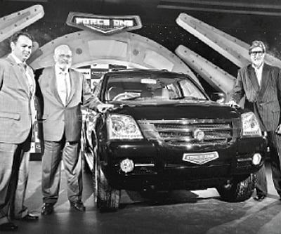 Prasan Firodia, MD, Force Motors, unveiling the SUV with brand ambassador Amitabh Bachchan