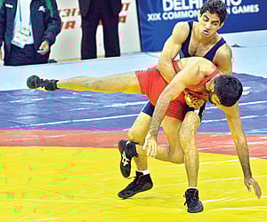 Rajender Kumar (right) and Hussain Azhar of Pakistan during the 55 kg wrestling men’s final.