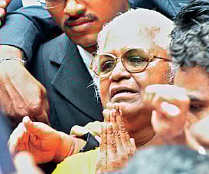CAUSE CELEBRE:  Perarivalan’s mother Arputham Ammal on the premises of the Madras High Court on Tuesday
