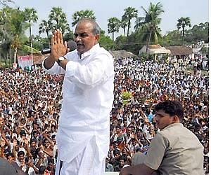 వైఎస్ఆర్ ప్రథమ వర్ధంతి సందర్భంగా నివాళులర్పించారు