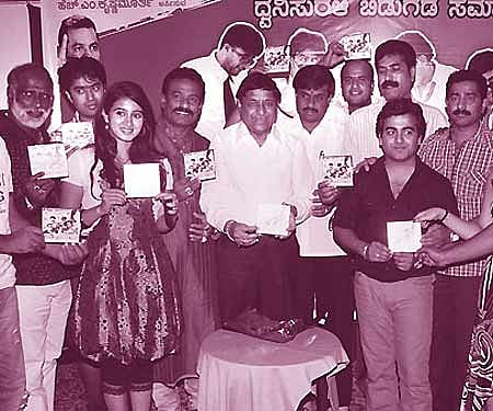 The cast and crew of the film '5 Idiots'.