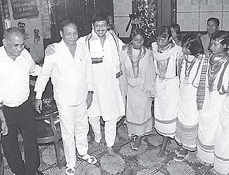 (From L) Vedanta COO Mukesh Kumar, ST and SC Minister Bijay Ranjan Singh Bariha and Sidhant Mohapatra dancing with Dongria Kondhs in Bhubaneswar. EPS