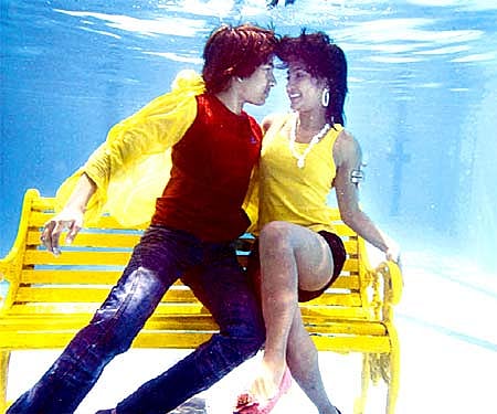 A still from the underwater song of 'Teenage - Yee Vayasse Onthara'.