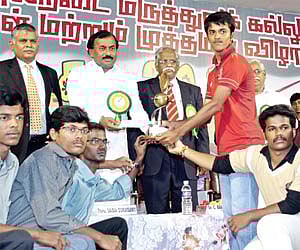 Mayor Saidai Duraisamy distributing prizes to students during the Madras Veterinary College Hostel Day | Martin Louis