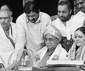 Labour Minister B N Bachegowda felicitating Jnanpith Awardee Chandrashekhar Kambar and his wife at Ravindra Kalakshetra in Bangalore on Sunday | Nages