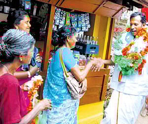 UDF candidate Anoop Jacob meeting women voters