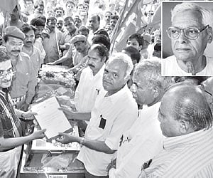 CPI leaders paying floral tributes to the mortal remains of Telangana freedom fighter and Communist leader Dr Raj Bahadur Gour.