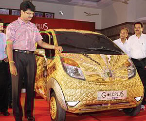 VIT vice president G V Selvam who inaugurated the exhibition of the Gold Plus Nano car in Vellore on Tuesday, having a closer look at the vehicle