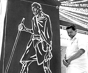 Thiruvanchoor Radhakrishnan beside the lino cut image of Gandhiji unveiled at Gandhi Bhavan on Tuesday.