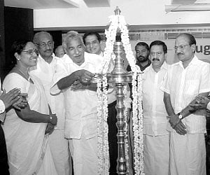 Chief Minister Oommen Chandy inaugurating the KIMS Pinnacle Comprehensive Cancer Centre.