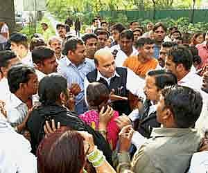 Vijay Jolly (left) protesting in front of Venkaiah Naidu’s house