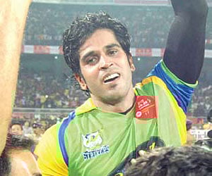 Kerala Strikers teammates lifting Rajiv Pillai who was declared man-of-the-match | Manu R Mavelil