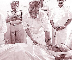 NSS general secretary G Sukumaran Nair and NSS treasurer P N Narendranathan Nair placing the NSS flag on the body of Narayana Panicker | EPS