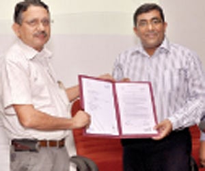 Kerala University Vice Chancellor A Jayakrishnan and Suresh George of  the Coventry University exchanging the MoU | ENS