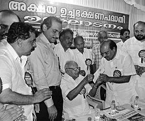 Justice V R Krishna Iyer inaugurating the Akshaya Noon Meal Project in the Kalamassery constituency by handing over the cheque as his contribution to