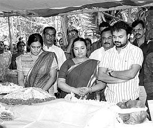Last respects: Actor Kunchacko Boban, his mother Molly Boban and wife Priya paying homage to Sarangapani.