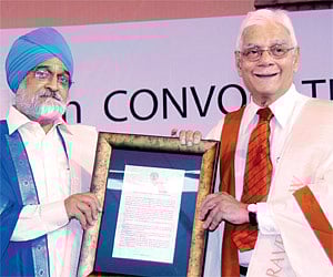 Governor Murlidhar Chandrakant Bhandare conferring the degree of doctor of Literature (Honoris Causa) on Deputy Chairman of Planning Commission Montek