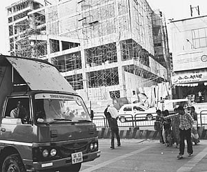 (Left) People running across on a busy road; (Right) Pedestrian crossing at a signal green at the Jalahalli Cross | Avinash Bhat