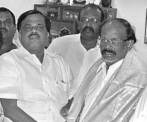 AIADMK leader Thalavai Sundaram with former DMK party member A Rajan in Nagercoil. (ENS)