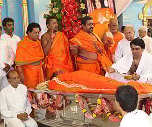 Sathya Sai trust central board member Ratnakar Rao performs rituals during  the funeral of Sri Sai Baba. EPS