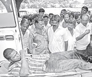 cleanup act: Residents of Mullipalayam and KK Nagar protesting in front of the Zone 4 Shenbakkam office, on Monday.