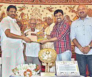 Director Lingusamy releasing the book — Kalamkari by Jd and Jery.