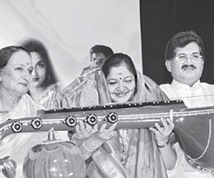 Singers Sunitha, Shankar Mahadevan, Rao Bala Saraswati and Chitra at the Lata Mangeshkar Awards.