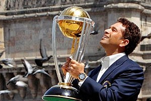 Sachin Tendulkar poses with the ICC World Cup trophy in front of the famous Gateway to India. (File photo: AP)